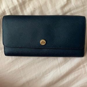 Michael kors wallet than can be worn ass a crossbody